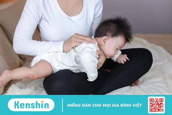 3 cách vỗ ợ hơi giúp giảm tình trạng trớ sữa, ọc sữa ở trẻ sơ sinh