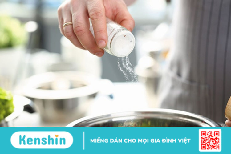 Bác sĩ giải đáp: Có nên cho trẻ dưới 1 tuổi ăn muối không?