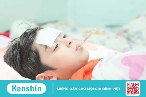 Bé bị sốt đi sốt lại có nguy hiểm không? Nguyên nhân và cách xử lý