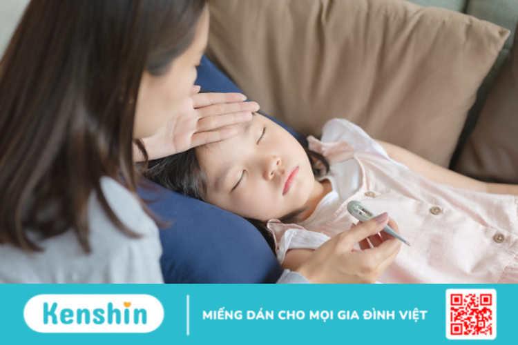 Bé bị sốt nhưng vẫn chơi bình thường: Bố mẹ có cần lo lắng?