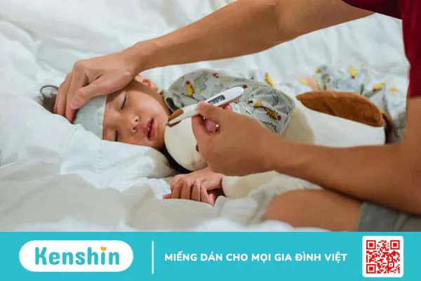 Bé chích ngừa bị sốt phải làm sao? Cách chăm sóc trẻ sau tiêm tại nhà và những trường hợp cần đến bệnh viện