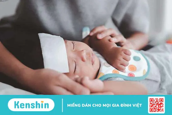 Bé chích ngừa bị sốt phải làm sao? Cách chăm sóc trẻ sau tiêm tại nhà và những trường hợp cần đến bệnh viện