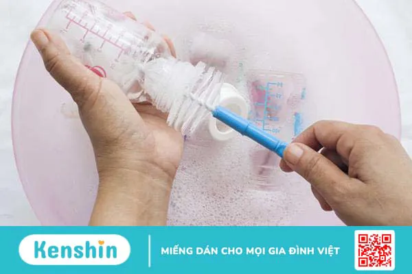 Bé đang bú bình tự nhiên bỏ phải làm sao? 13 cách giúp bé bú ngoan