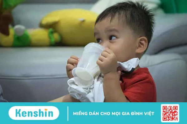 Bé đang bú bình tự nhiên bỏ phải làm sao? 13 cách giúp bé bú ngoan