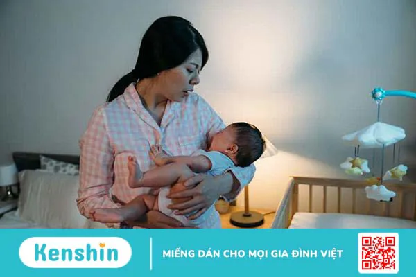 Bé đang ngủ tự nhiên khóc thét lên: Bình thường hay bất thường?