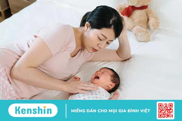 Bé đang ngủ tự nhiên khóc thét lên: Bình thường hay bất thường?