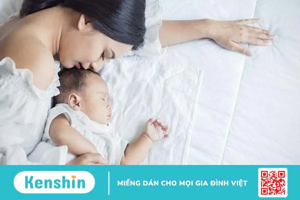 Bé đang ngủ tự nhiên khóc thét lên: Bình thường hay bất thường?