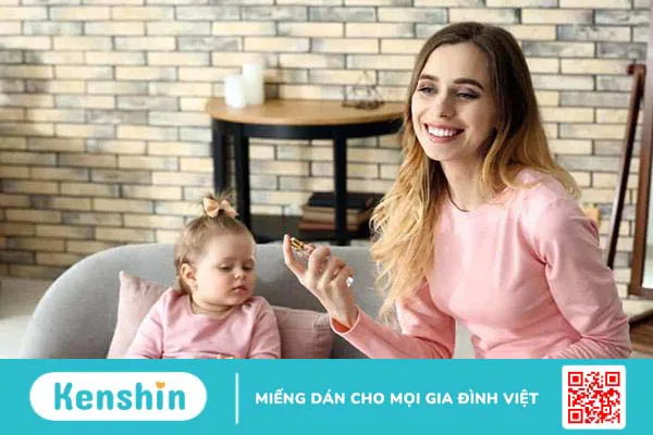 Bé nuốt phải nước hoa có sao không? Xử lý như thế nào an toàn?