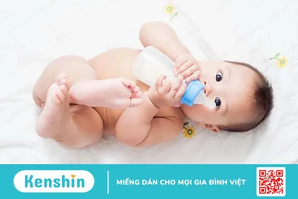 Bí quyết tập cho bé tự cầm bình sữa nhanh và hiệu quả nhất