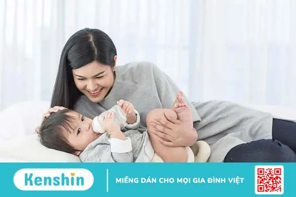 Bí quyết tập cho bé tự cầm bình sữa nhanh và hiệu quả nhất