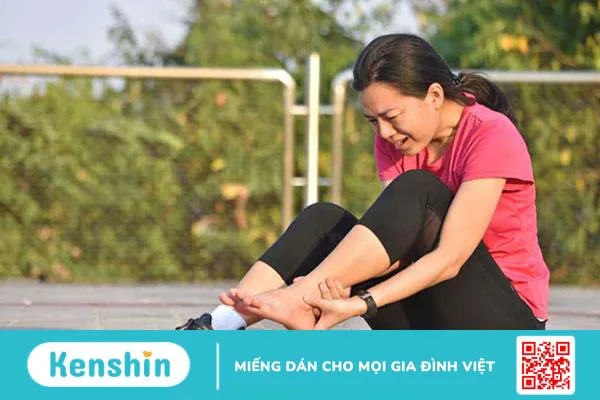 Bong gân bàn chân là gì? Nguyên nhân, triệu chứng và điều trị