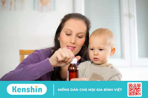 Cách cho bé uống thuốc hiệu quả và những lưu ý cần nhớ