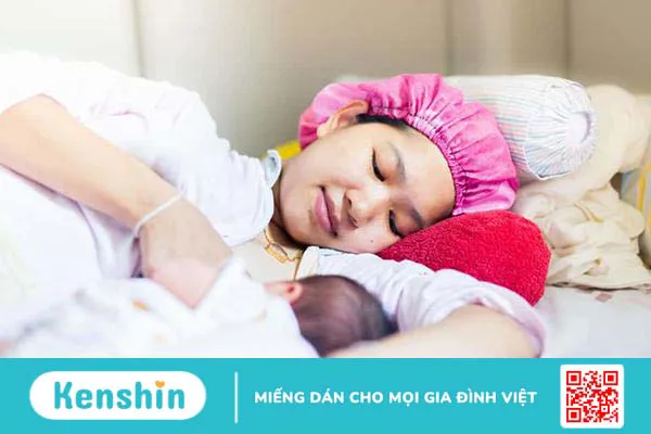 Cách cho con bú nằm giúp mẹ được nghỉ ngơi, bé bú mẹ dễ dàng