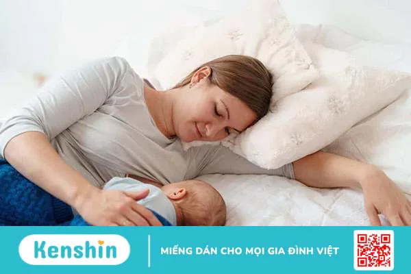 Cách cho con bú nằm giúp mẹ được nghỉ ngơi, bé bú mẹ dễ dàng