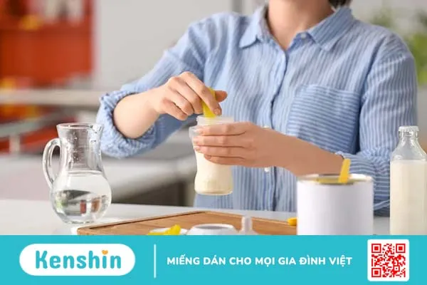 Cách nuôi con bằng sữa bột kết hợp với sữa mẹ và những lưu ý cần nhớ