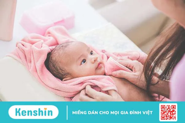 Cách vệ sinh vùng kín cho bé gái sơ sinh và những lưu ý cần biết