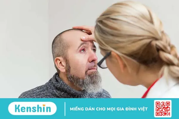 Chích lẹo mắt thực hiện tại nhà được không? Có đau không?