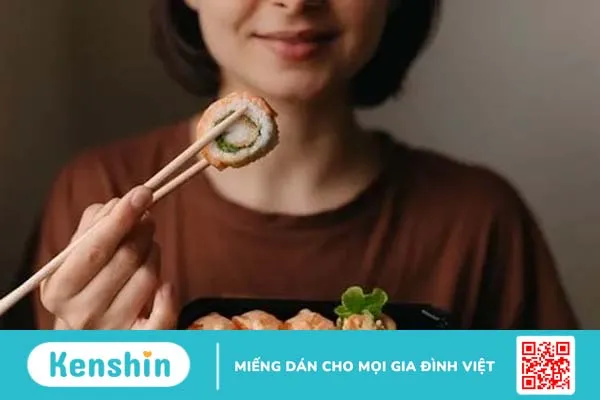 Cho con bú ăn sushi được không? Cách ăn sushi an toàn khi cho con bú