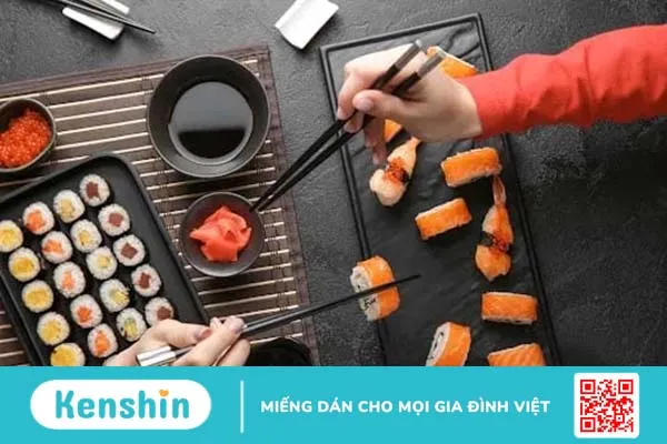 Cho con bú ăn sushi được không? Cách ăn sushi an toàn khi cho con bú