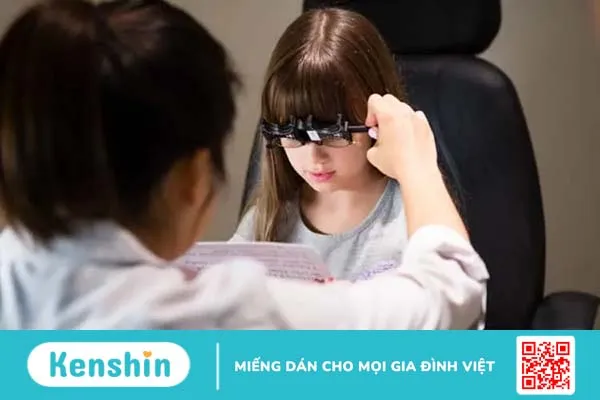 Cho trẻ đi khám mắt khi có dấu hiệu bất thường