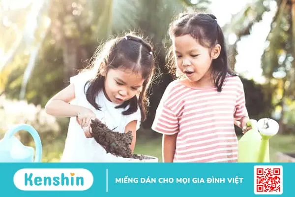 Cho trẻ tắm mưa, chơi với bùn đất: Nên hay không?