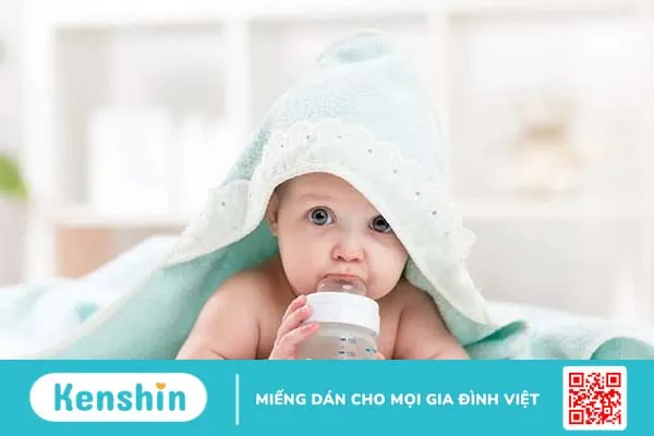 Có nên cho trẻ sơ sinh uống nước? Nên cho bé uống bao nhiêu nước?