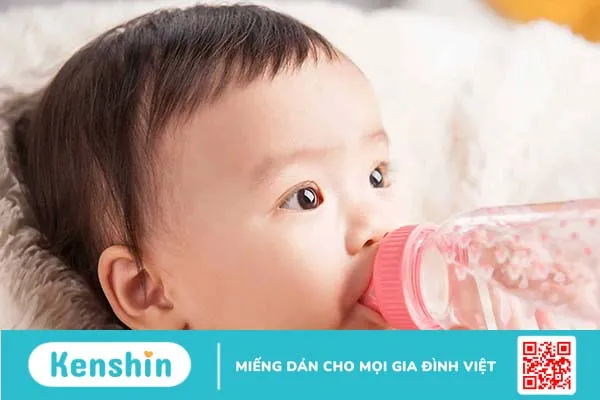 Có nên cho trẻ sơ sinh uống nước? Nên cho bé uống bao nhiêu nước?