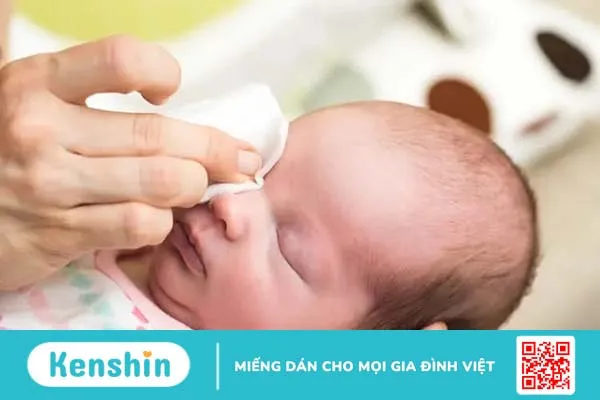 Có nên nhỏ nước muối sinh lý cho trẻ sơ sinh và trẻ mới biết đi không?