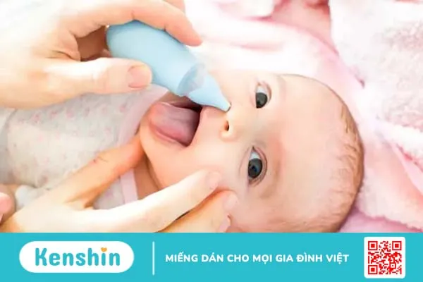 Có nên nhỏ nước muối sinh lý cho trẻ sơ sinh và trẻ mới biết đi không?