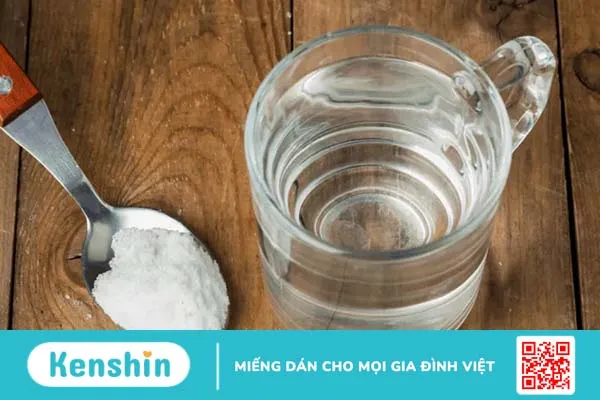 Có nên nhỏ nước muối sinh lý cho trẻ sơ sinh và trẻ mới biết đi không?