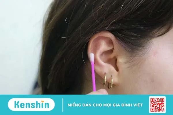 Dấu hiệu nhiễm trùng khi bấm lỗ tai và cách xử trí