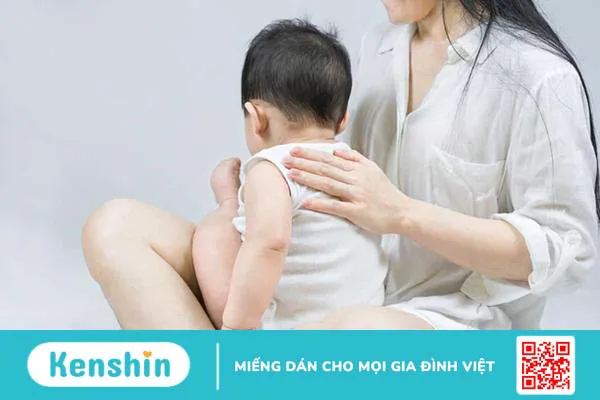 Dấu hiệu trẻ bị sặc sữa vào phổi bạn cần chú ý để ngăn ngừa rủi ro