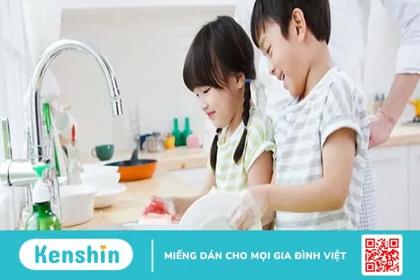 Dạy trẻ làm việc nhà phù hợp với từng độ tuổi