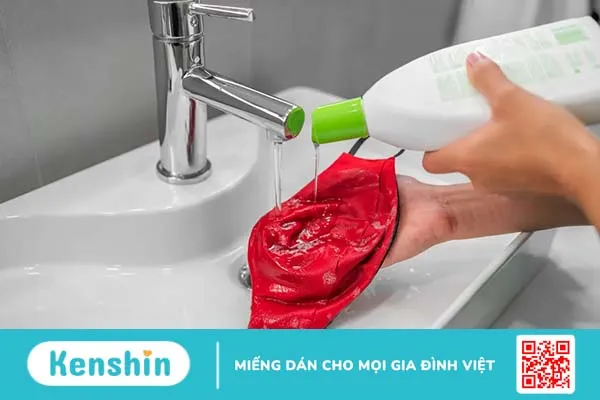 Đeo khẩu trang bị mụn: Làm sao để khắc phục?