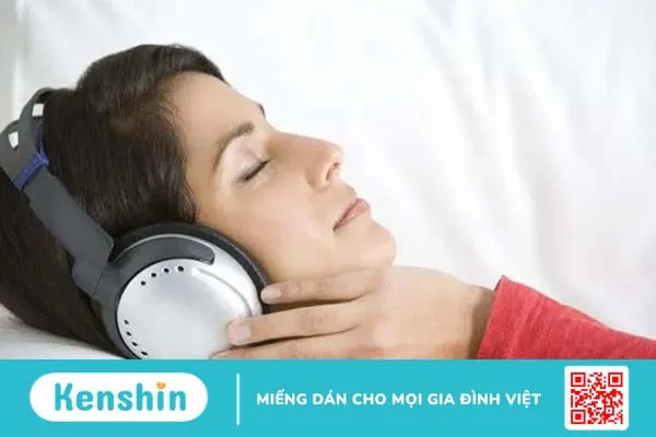 Đeo tai nghe khi ngủ: Thói quen ẩn chứa nhiều hiểm họa