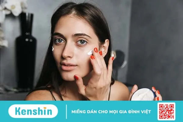 Emollient là gì? Có nên dùng emollient để dưỡng ẩm cho da?