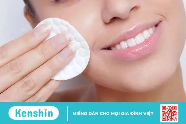 Giải đáp: Dùng kem chống nắng có cần tẩy trang không?