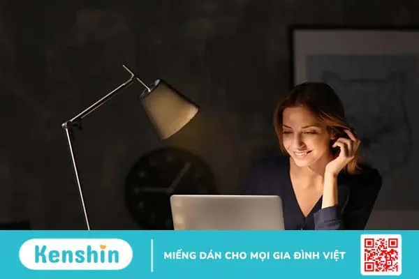 Giải đáp: Ở trong nhà có nên bôi kem chống nắng và tại sao?