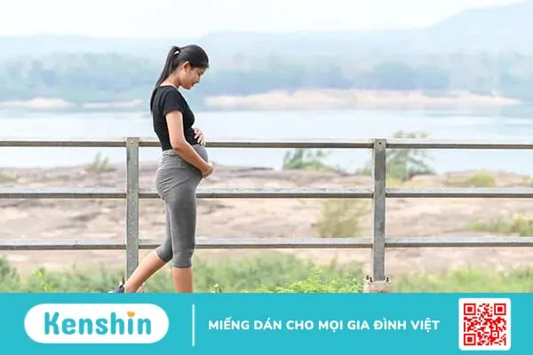 Giải đáp thắc mắc: Bà bầu bị phù chân có nên đi bộ không?