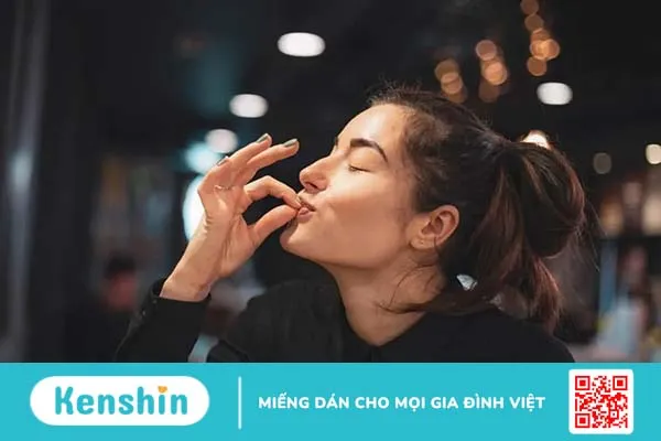 Giải đáp thắc mắc: Mẹ sau sinh cho con bú có được ăn chocolate không?