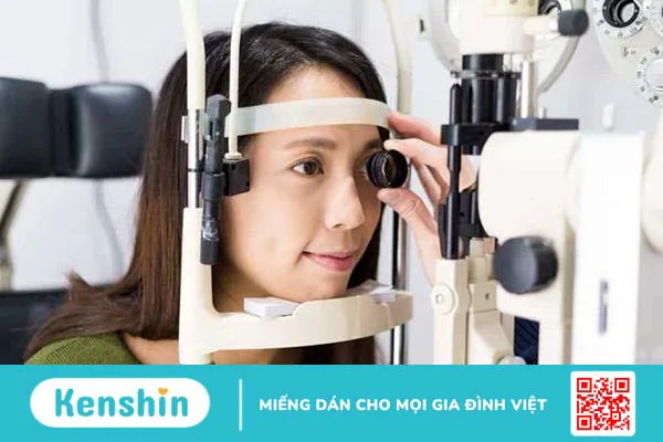 Giảm thị lực sau khi sinh, bạn cần làm gì?