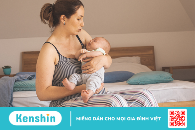 Hỏi đáp Bác sĩ: Bé ưỡn người nhìn ngược khi bế là do đâu?