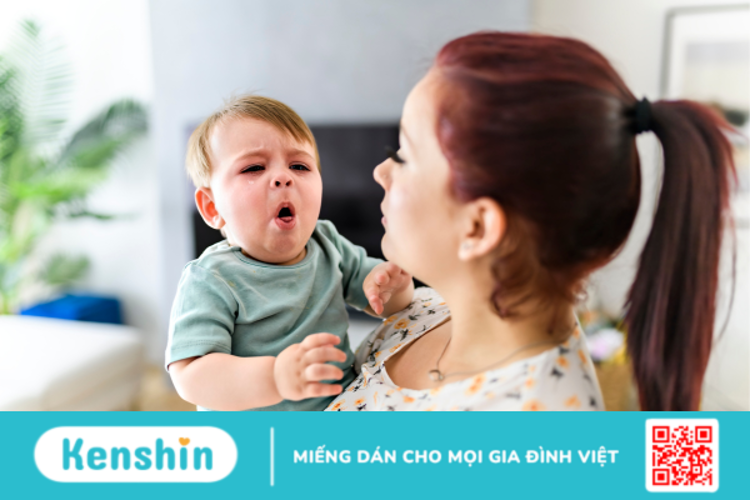 Hỏi đáp Bác sĩ: Bé ưỡn người nhìn ngược khi bế là do đâu?