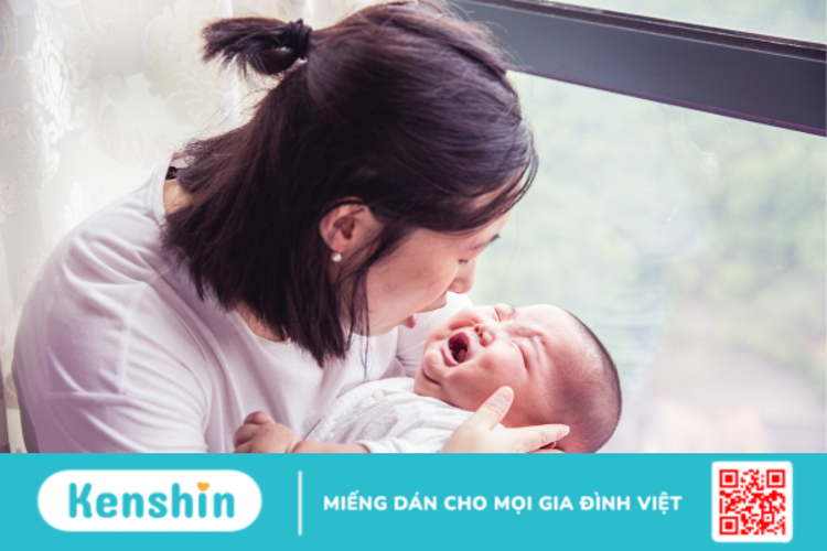 Hỏi đáp Bác sĩ: Bé ưỡn người nhìn ngược khi bế là do đâu?