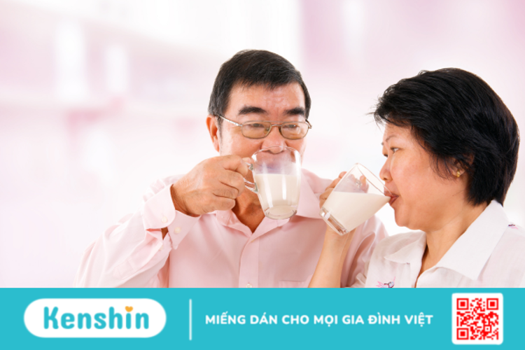 Hỏi đáp bác sĩ: Bệnh lao phổi có được uống sữa không?