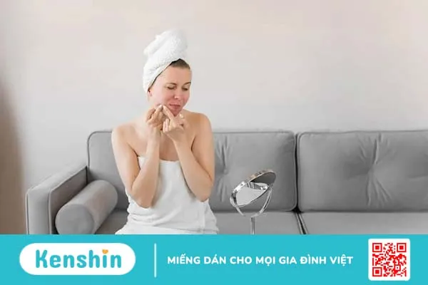 Hỏi đáp Bác sĩ: Nặn mụn xong bị sưng đỏ nên làm gì?