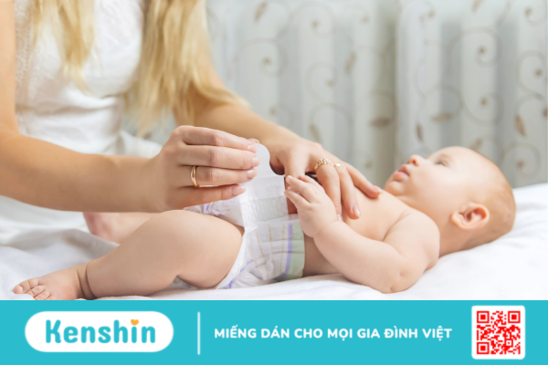 Hỏi đáp Bác sĩ: Nước tiểu trẻ sơ sinh màu vàng có mùi khai có nguy hiểm không?