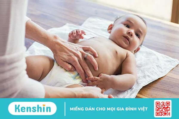 Hỏi đáp Bác sĩ: Nước tiểu trẻ sơ sinh màu vàng có mùi khai có nguy hiểm không?