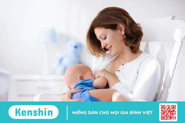 Hỏi đáp Bác sĩ: Nước tiểu trẻ sơ sinh màu vàng có mùi khai có nguy hiểm không?