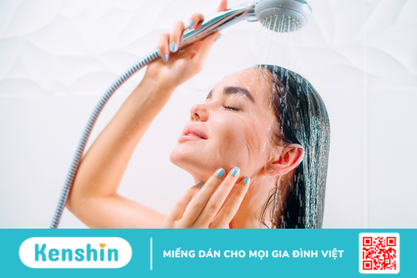 Hỏi đáp bác sĩ: Vết mổ sau sinh bao lâu thì tắm được? Có nên tắm rửa sau sinh mổ?